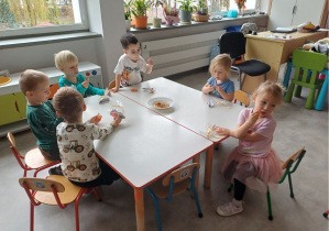 dzieci świętują urodziny chłopca