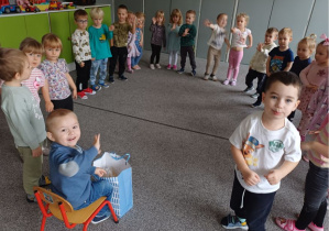 dzieci składają życzenia