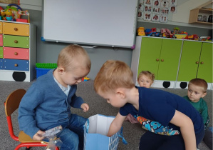 chłopiec otrzymuje niespodziankę