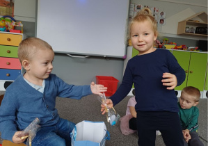 dziewczynka otrzymuje niespodziankę