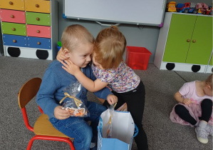 dziewczynka dziękuje za niespodziankę