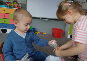 dziewczynka dziękuje za niespodziankę