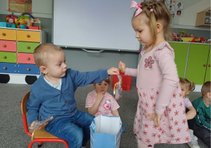 dziewczynka otrzymuje niespodziankę