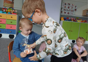 chłopiec otrzymuje niespodziankę