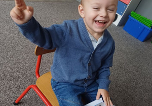 chłopiec pokazuje ile kończy lat