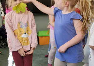 Dziewczynki podczas improwizacji ruchowej z wykorzystaniem jesiennych liści