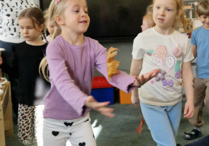 Dziewczynki podczas improwizacji ruchowej z wykorzystaniem jesiennych liści