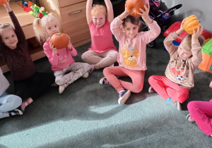 Dzieci prezentują przyniesione do przedszkola dynie