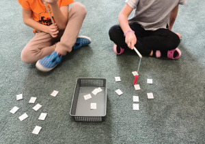 Dzieci łowią za pomocą wędki litery "a"