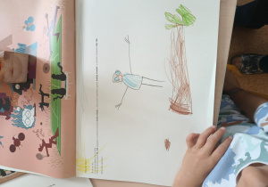 Rysunek dziecka przedstawiający wyobrażenie świata głoski i litery wokół dźwięku "t" - Trach, Trzask