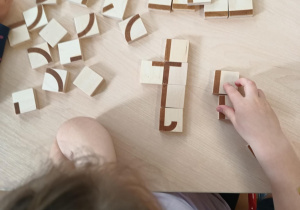 Ułożona z klocków mała litera pisana "t"