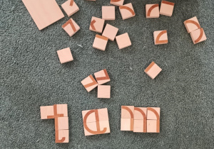 Ułożony z klocków wyraz "tam"