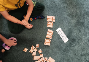 Ułożony z klocków wyraz "tama"