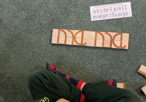 Ułożony z klocków wyraz "mama"