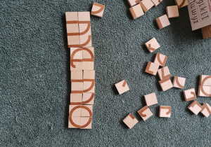 Ułożony z klocków wyraz "mamo"