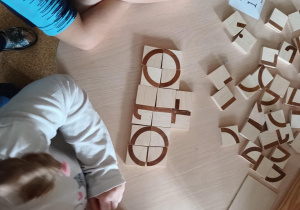 Ułożony z klocków wyraz "oto"