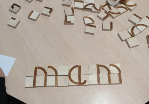 Ułożony z klocków wyraz "mam"