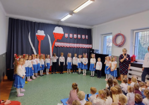 Dzieci podczas występu z okazji Narodowego Święta Niepodległości