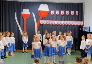 Dzieci podczas występu z okazji Narodowego Święta Niepodległości