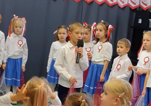 Dzieci podczas występu z okazji Narodowego Święta Niepodległości