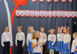 Dzieci podczas występu z okazji Narodowego Święta Niepodległości