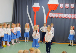 Dzieci podczas występu z okazji Narodowego Święta Niepodległości