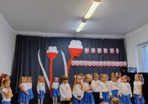 Dzieci podczas występu z okazji Narodowego Święta Niepodległości