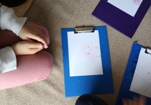 Rysunek dziewczynki przedstawiający uczucie miłości