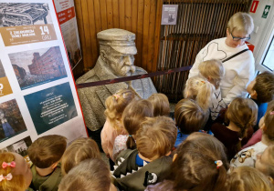 Dzieci oglądają popiersie marszałka Józefa Piłsudskiego