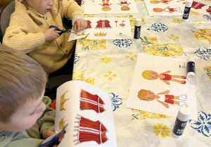 Dzieci wycinają szaty królewskie