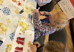 Dzieci wycinają szaty królewskie