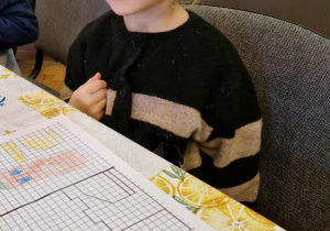 Dziewczynka z narysowanym samodzielnie zamkiem królewskim