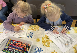 Dziewczynki rysują zamek królewski