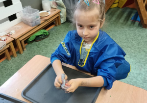 Dziewczynka formuje masę sensoryczną