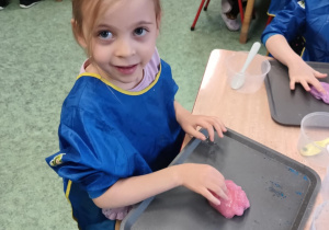 Dziewczynka tworzy masę sensoryczną