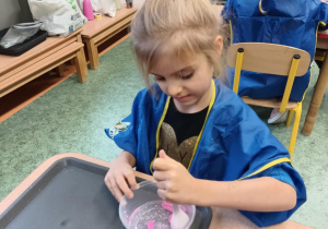 Dziewczynka tworzy masę sensoryczną