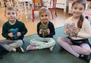 Dzieci ze swoimi misiami wykonanymi z ręczników