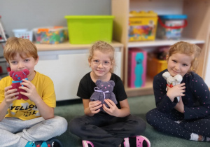 Dzieci ze swoimi misiami wykonanymi z ręczników