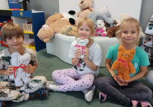 Dzieci ze swoimi misiami wykonanymi z ręczników