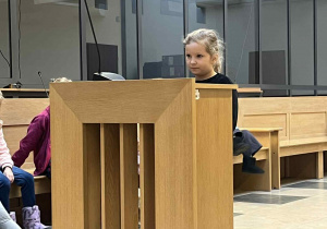 Dziewczynka zeznaje jako świadek podczas symulowanej rozprawy sądowej