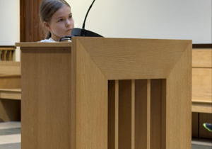 Dziewczynka zeznaje jako świadek podczas symulowanej rozprawy sądowej