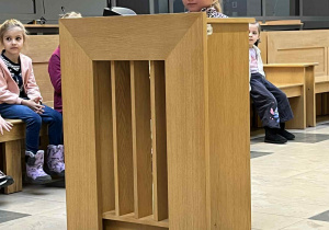 Dziewczynka zeznaje jako pokrzywdzona podczas symulowanej rozprawy sądowej