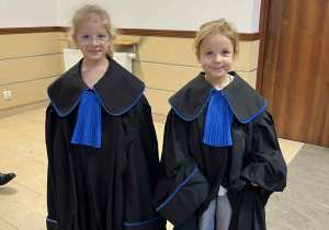 Dziewczynki w togach radców prawnych