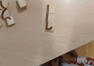 Ułożona z klocków mała litera pisana "l"