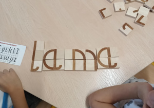 Ułożony z klocków wyraz "lama"