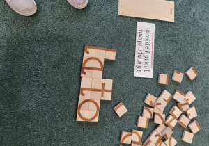 Ułożony z klocków wyraz "lato"