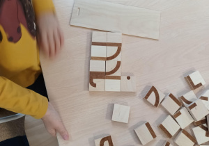 Ułożony z klocków wyraz "mi"