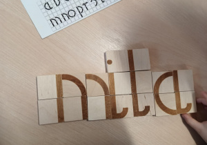 Ułożony z klocków wyraz "mila"