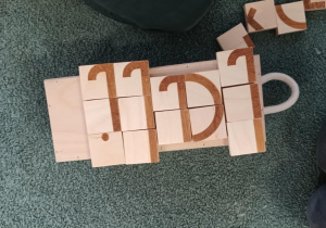 Ułożony z klocków wyraz "lali"