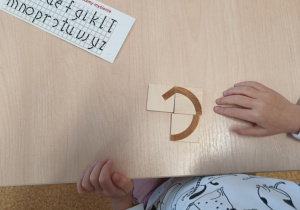 Ułożona z klocków mała litera pisana "s"